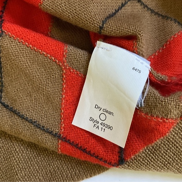 J Crew
Women’s 
Wool 
Medium 
V-Neck Argyle Sweater
Tan and Orange 
EUC - Picture 9 of 11